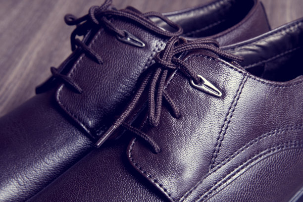 一双黑色的男式皮鞋图片下载