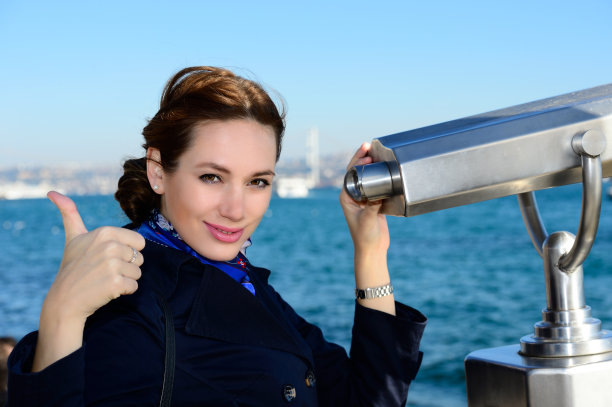 用望远镜的漂亮女人图片下载