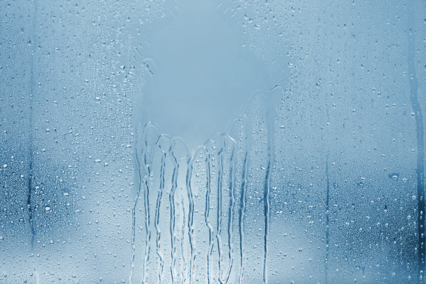 窗户上的水珠图片下载