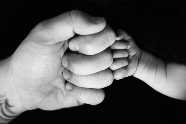 父亲和刚出生的儿子在握拳头图片下载