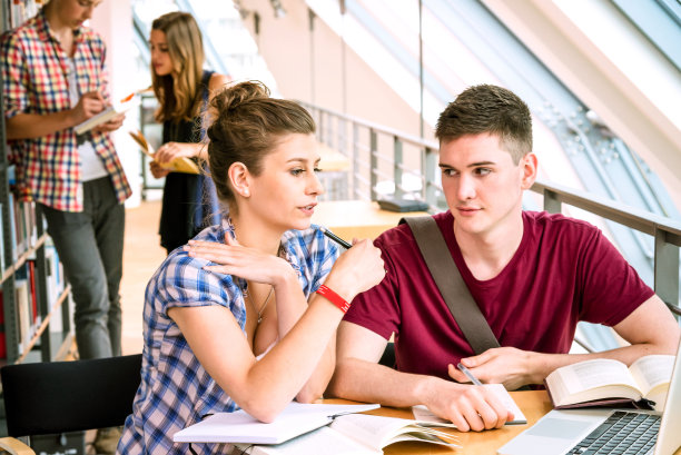 一群学生在图书馆图片下载