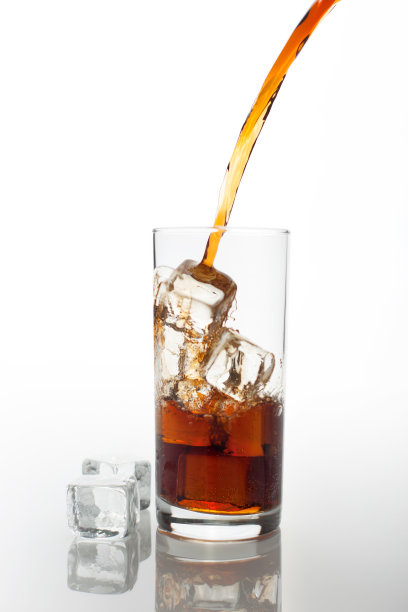 将饮料倒入玻璃杯中图片下载
