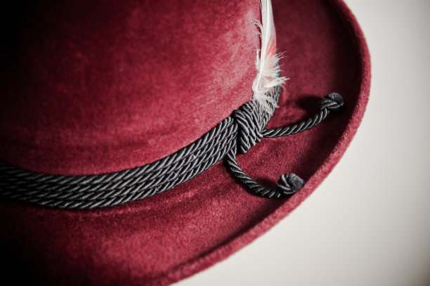 戴羽毛的红帽图片下载