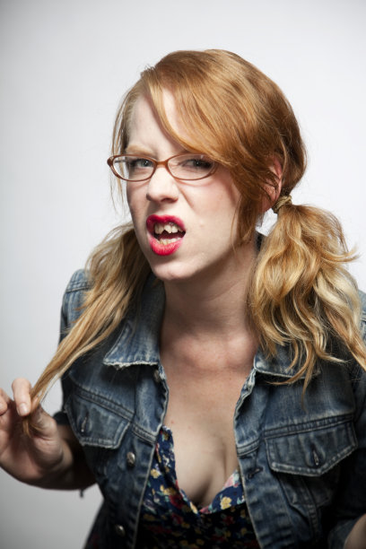 红发女孩戴着眼镜，满嘴坏牙。图片下载