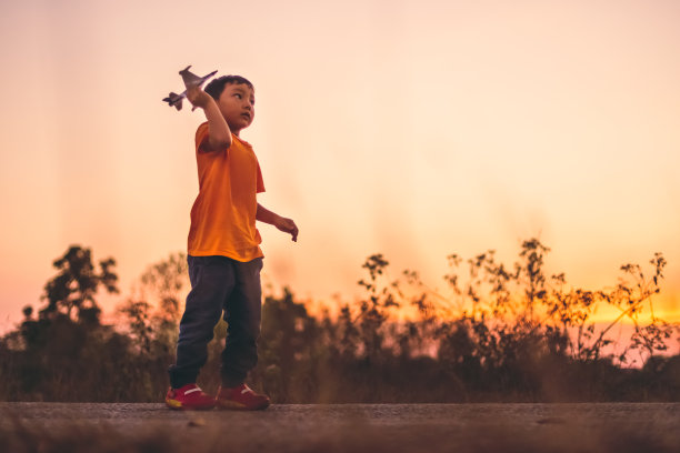 男孩会飞的飞机图片下载
