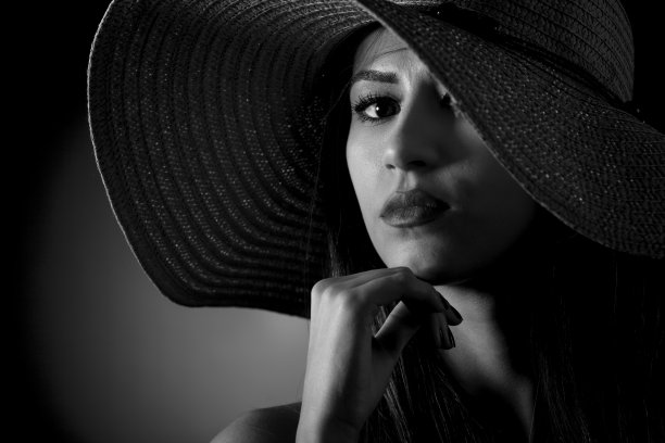 工作室拍摄的年轻美丽的女人黑与白图片下载