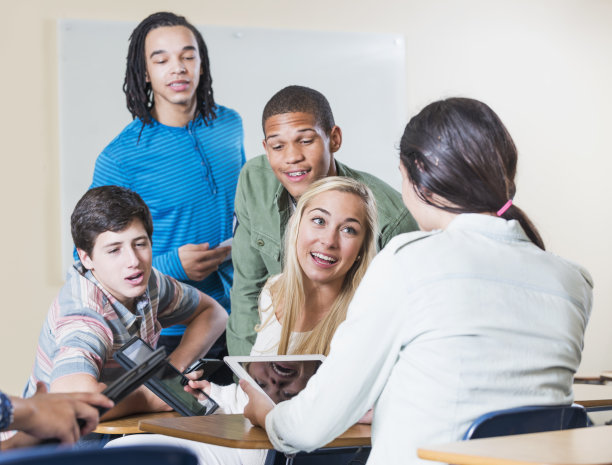 多种族学生在课堂上使用数码平板电脑图片下载
