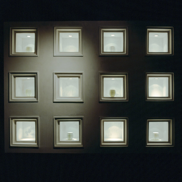 设计玻璃和木制橱窗，正面视图图片下载