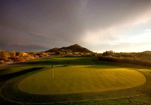 美国西南部的沙漠高尔夫球场图片下载