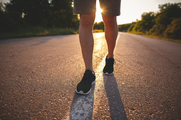 人在跑步时脚和鞋图片下载