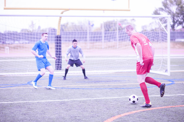 向网中踢球图片下载