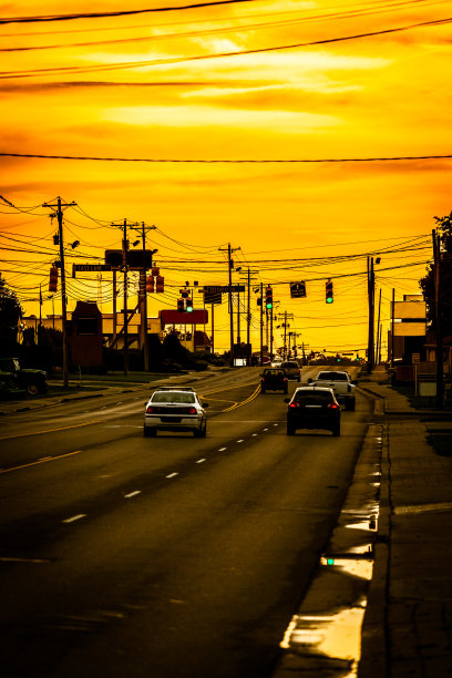 美国日落时美国公路上的交通图片下载