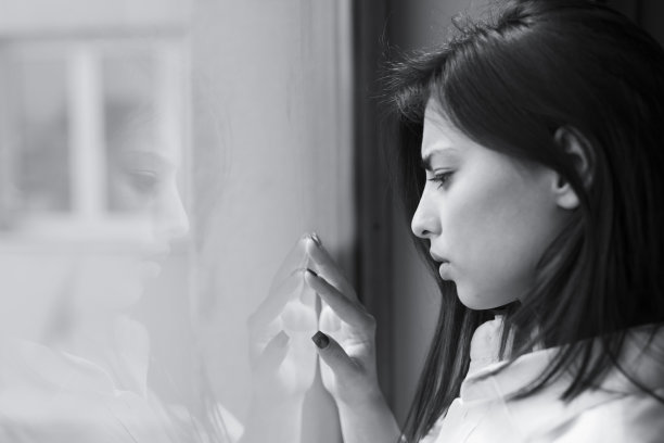 悲痛欲绝图片下载