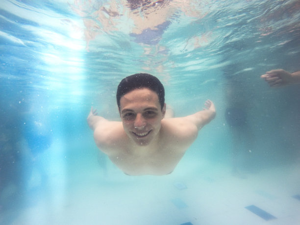 刷新在池中。水下广角自拍。图片下载