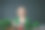 年轻女子正在做新鲜沙拉图片下载