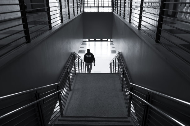 一名警官的黑白照片素材图片