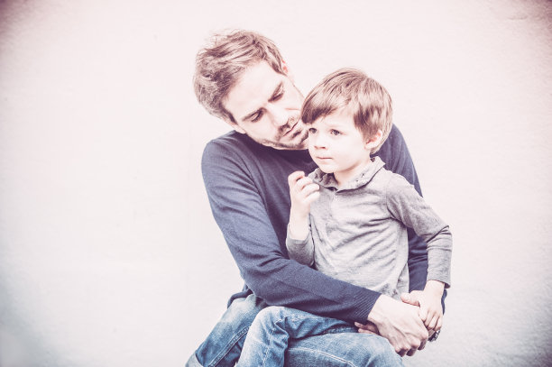 幸福年轻的父亲和儿子玩得开心图片下载