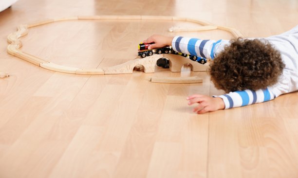 小孩/小男孩玩火车图片下载