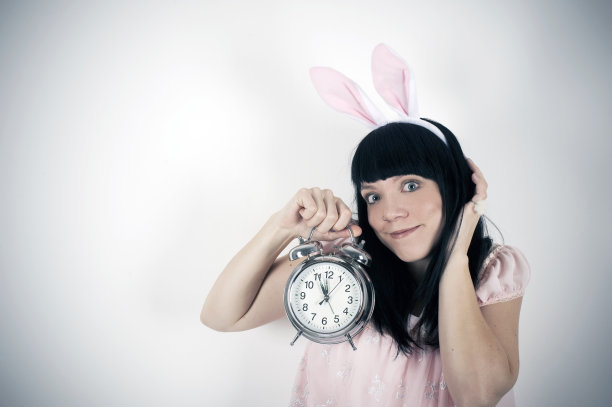 带闹钟的兔子图片下载