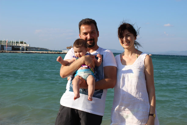 在沙滩上的家庭图片下载