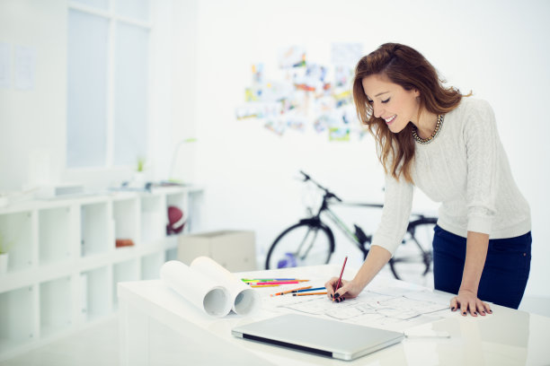 工作中的女建筑师。图片下载