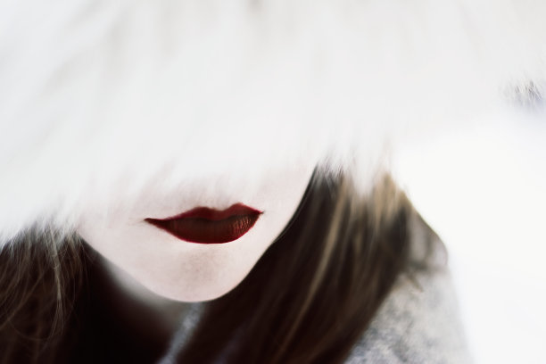 红色的口红，寒冷的冬天图片下载