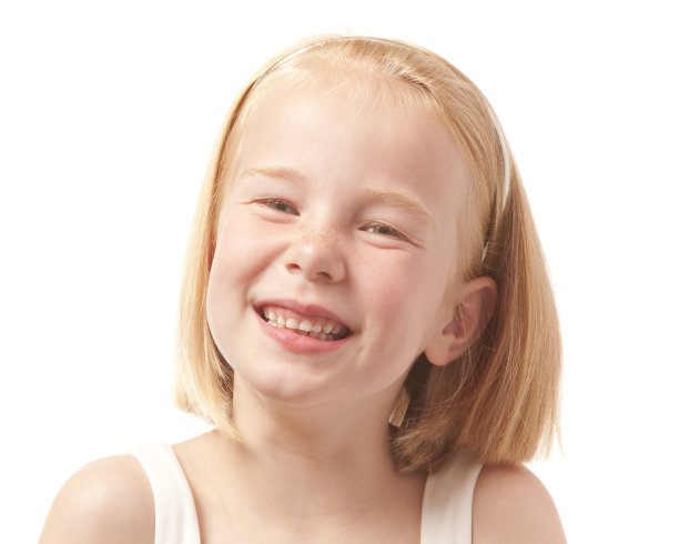 小女孩微笑图片下载