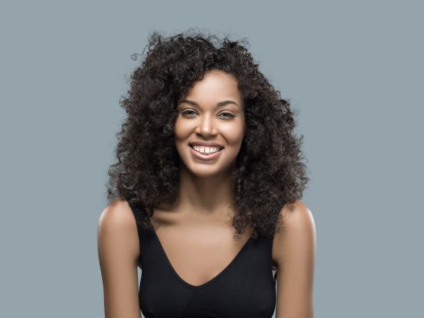 美丽的非洲裔美国女性微笑的肖像图片下载