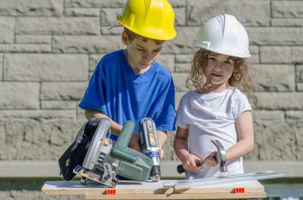 小男孩和小女孩在外面玩大工具图片下载