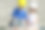 小男孩和小女孩在外面玩大工具图片下载