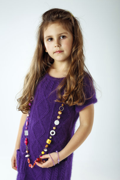 可爱的小女孩摆姿势图片下载