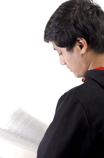 亚洲学生阅读书籍的侧视图图片下载