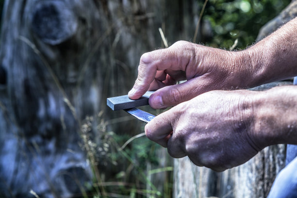 人用磨石磨刀刃图片下载