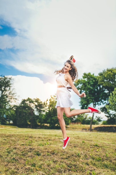 快乐的年轻女孩跳得很高图片下载