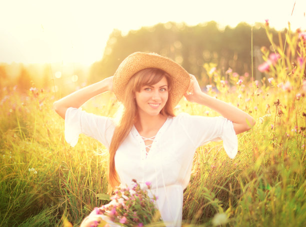 年轻女子在户外图片下载