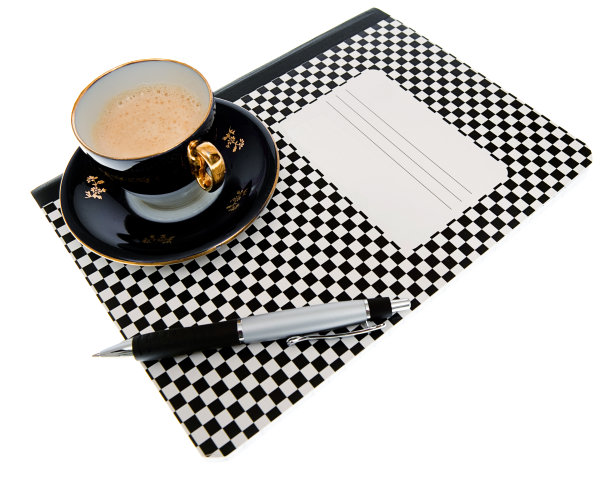 黑白棋盘作文书和咖啡杯图片下载