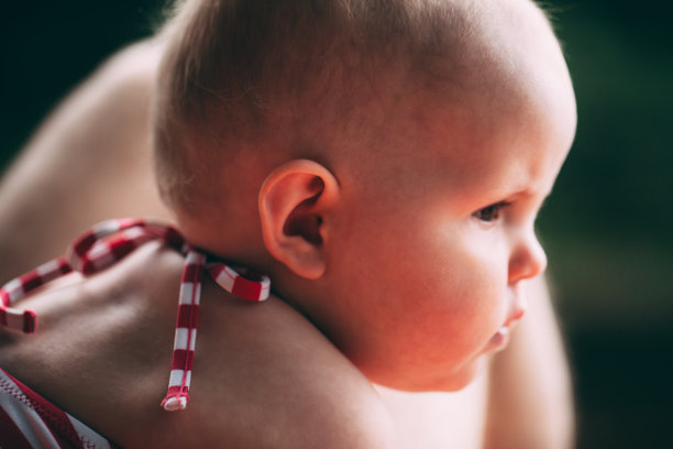 海滩上的婴儿图片下载