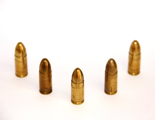 白色背景上有五颗子弹图片下载