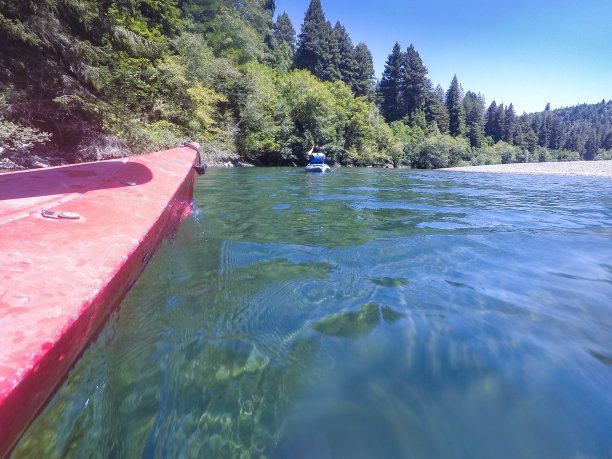 在河上划皮艇图片下载