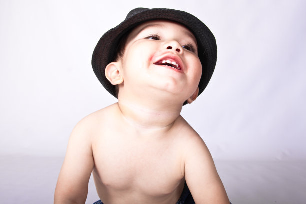 在一个孤立的背景戴着帽子的孩子图片下载