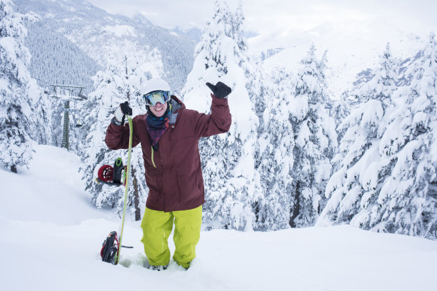 在森林里滑雪图片下载