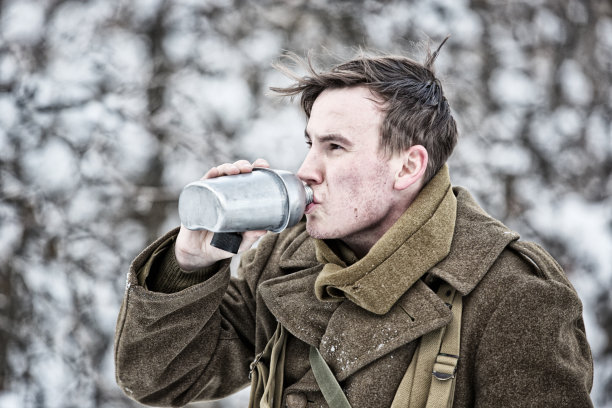 第二次世界大战士兵在雪山森林的食堂里喝东西图片下载