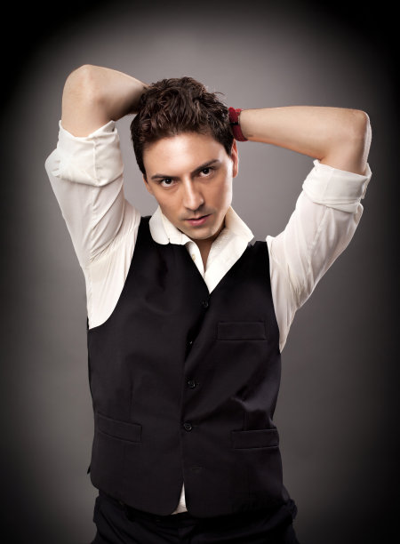 一个英俊的年轻人的肖像图片下载