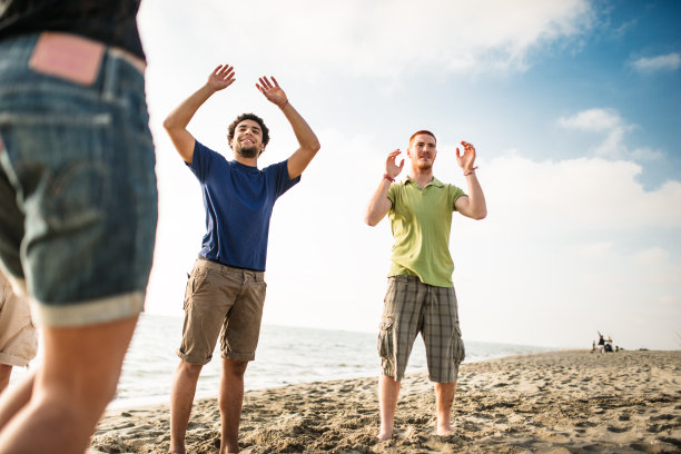 朋友们在沙滩上打排球图片下载