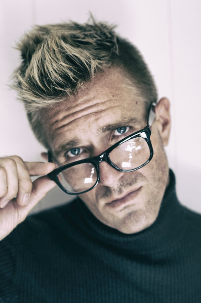 戴眼镜和黑色高领毛衣的男人图片下载