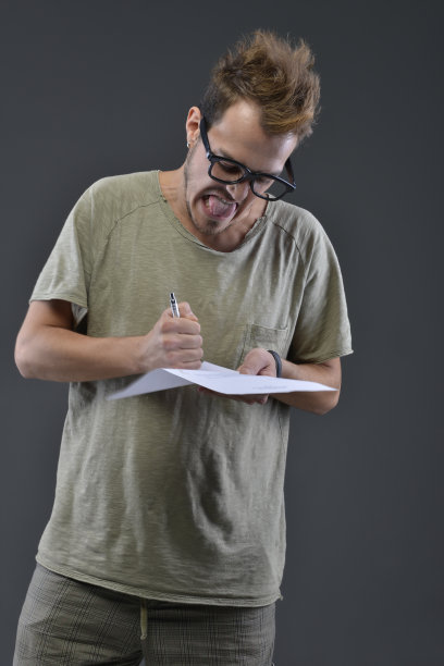 男人和纸图片下载