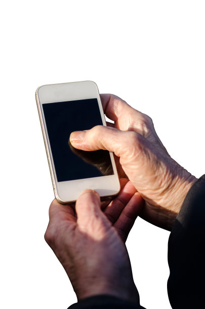 拿着智能手机交流的老女人图片下载