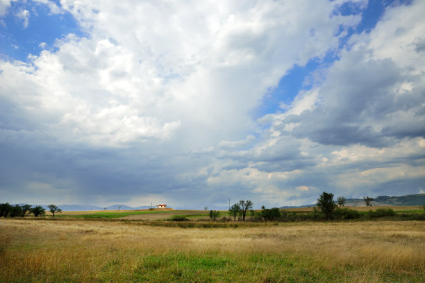 田野里孤独的房子图片下载