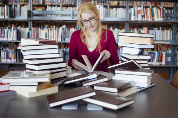 在图书馆学习的女性图片下载