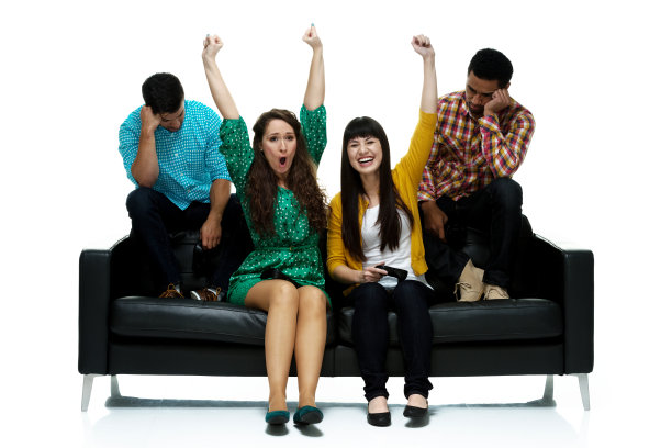 女人在电视游戏中打败男人图片下载